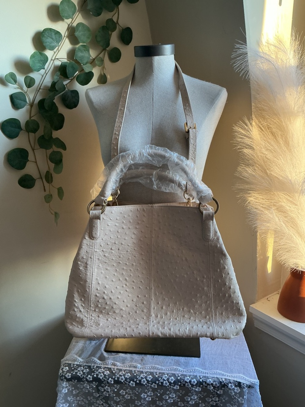 GILI textured leather handbag